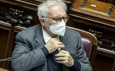 Nodi esami ed estate, il Governo studia il piano scuola. Intanto riprendono le vaccinazioni