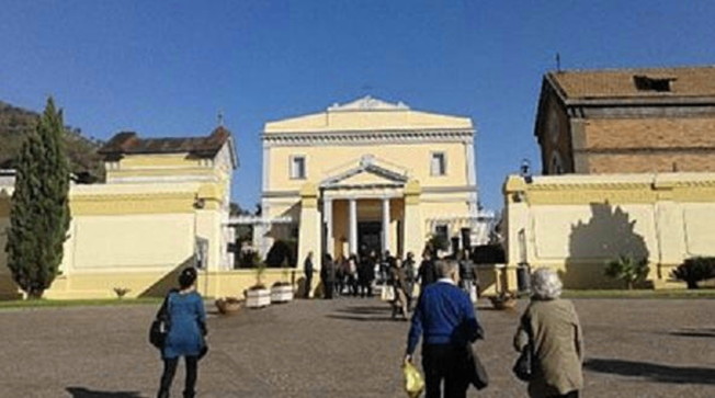 Scambiate le tombe dei figli al cimitero? Piangeteli a casa