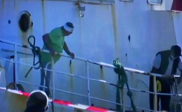 Il peschereccio Aliseo torna a Mazara del Vallo, cosa fa il comandante appena sbarcato