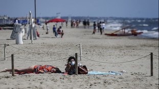 Via alla stagione balneare, ecco tutte le regole su orari, distanziamento e limite degli accessi