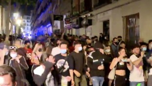 Spagna, tutti in strada per la fine dello stato d'emergenza. Scoppia la polemica