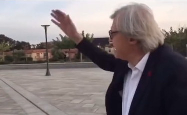 Vittorio Sgarbi e la critica artistica molto verace: furia per i lampioni moderni