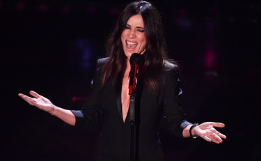 Mediaset ama la Pascale, di notte in tv c'è sempre Paola Turci