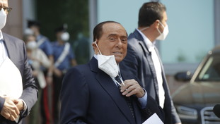 Nuovi problemi per Berlusconi: ricoverato all'alba al San Raffaele. Affaticato e sorretto da Zangrillo