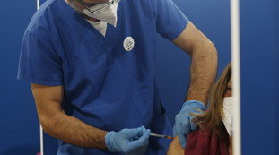 Vaccino dal medico di famiglia per gli over 40, da lunedì si potrà prenotare AstraZeneca e J&J