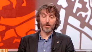 Karima Moual vaneggia sui migranti. Cruciani sbotta, scintille in diretta