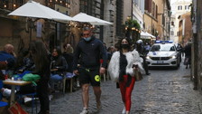 Coprifuoco solo alle 23, un altro mese prima di essere liberi. Le novità su riaperture e ristoranti