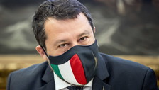 Sbruffoncella, fuorilegge, criminale: nessuna istigazione a delinquere. Salvini batte Carola in tribunale