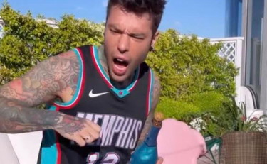 Urlo di dolore per Fedez: “Aiuto, ho un crampo...”. Il fuoriprogramma con lo spumante è virale