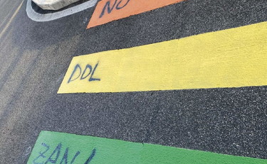 Protesta a Fiumicino e No Ddl Zan. Scritta contro le strisce arcobaleno