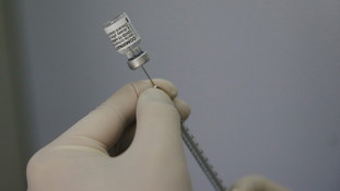 Non sta in piedi, ha lividi e giramenti di testa. Giorni di terrore per le troppe dosi di vaccino