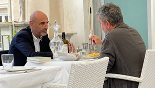 Simone Pillon pranza con Nino Spirlì… gli sta chiedendo consigli su Zan?