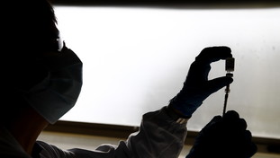 Speranza continua a fare danni: l'Italia butta il super vaccino efficace 17 anni