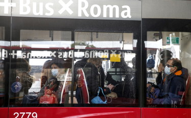 Ennesimo pasticcio Raggi: stop alle auto diesel, ma poi compra i bus a gasolio