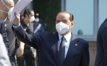 Anche i pm smentiscono i complottisti: Berlusconi sta male seriamente, stralciare la sua posizione