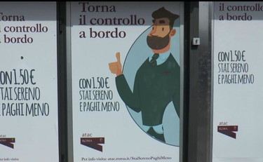 Virginia Raggi fa la faccia feroce: controlli su tutti i bus di Roma. Ma perfino nella pubblicità chi fa la multa veste sciatto