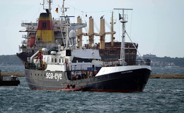 Portateli in Germania l'ex ammiraglio De Felice fulmina la Merkel sui migranti della Sea Eye 4