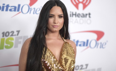 Demi Lovato ci ha riflettuto a lungo: non sono né lei né lui, per favore chiamatemi loro