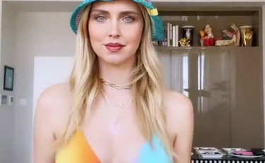 Chiara Ferragni in costume, scenata di gelosia di Leone