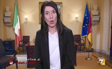 Si scatenano i webeti della Raggi e danno della traditrice a Sabina Guzzanti per l'imitazione