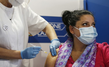 Vaccini anche ai turisti in vacanza, le Regioni sfidano Figliuolo