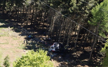 Precipita la funivia del Mottarone, almeno 9 morti. Due bambini in codice rosso