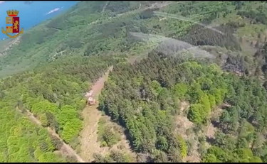 Crolla funivia Mottarone, la Polizia sorvola il luogo dell'incidente