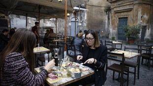 Covid, l'Italia torna tutta in giallo col record negativo di decessi del 2021