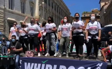 Whirlpool, flashmob lavoratrici di Napoli al presidio a Roma