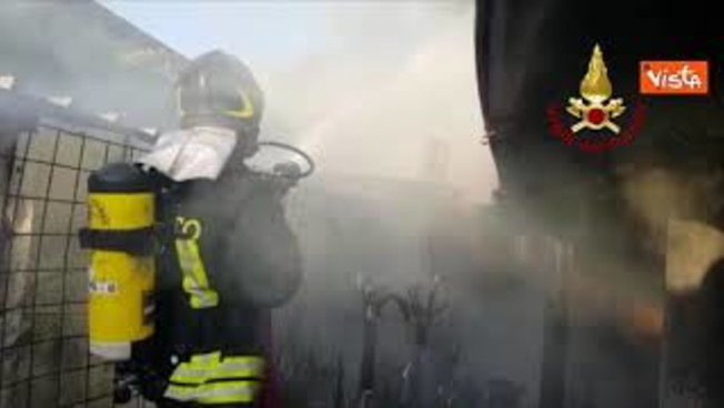 In fiamme lo storico stabilimento balneare "Gilda" di Forte dei Marmi ...