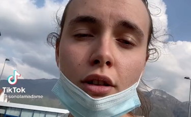 Madame canta in dialetto (e sbaglia). Messaggio in codice?