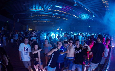 Riaprire le discoteche a fine giugno. Messaggio ai giovani: arriva la promessa del Governo