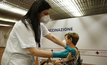 Scatta il vaccino aperto a tutti, da domani prenotazioni senza priorità