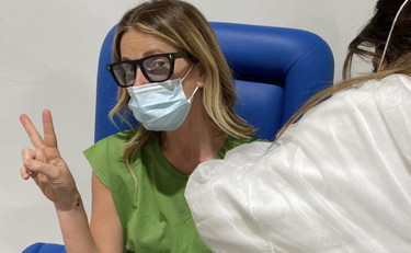 La Marcuzzi testimonial del vaccino. Così viene travolta dalla furia no-vax