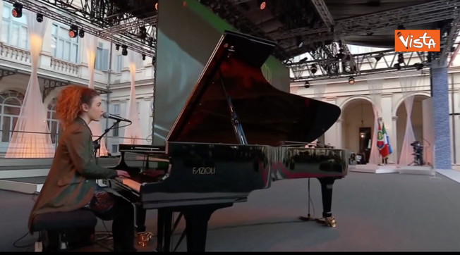 Festa della Repubblica, Frida Bollani commuove e incanta tutti cantando 'La Cura' di Franco Battiato