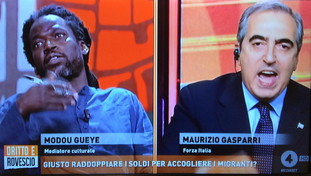 “Non sei il padrone a casa nostra, razzista”. Scoppia la rissa tra Gasparri e l'attivista africano