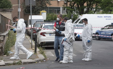 Cadavere in una valigia in strada. Macabra scoperta a Roma