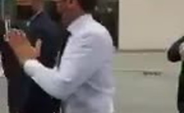 Schiaffo a Macron in diretta Tv. Fermati due gilet gialli