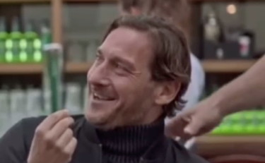 Gli olandesi ancora rosicano per il cucchiaio di Totti: il siparietto con Seedorf e De Boer è tutto da ridere