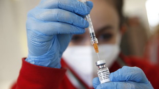 Non ci sono dati!. L'immunologa prova a frenare la pazza voglia di terza dose di vaccino