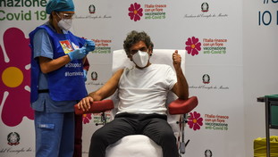 Seconda dose del vaccino in vacanza, arriva l'ok di Figliuolo alle Regioni