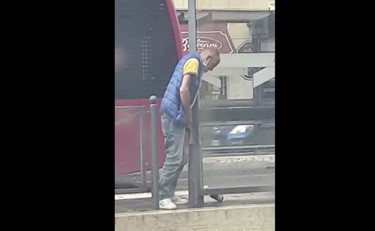 Orina indisturbato sulla fermata del bus. Schifo Capitale in pieno centro