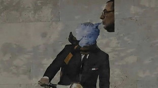 Roma-Lazio è già iniziata, sul murale di Mourinho soffia il fumo di Sarri