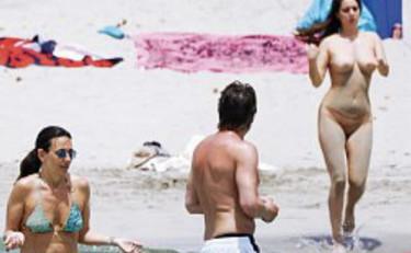 Tradito dal topless, Antonio Conte pizzicato sulla spiaggia di Ibiza