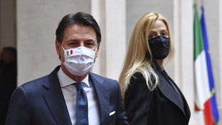 Il M5S è spaccato a metà: si litiga sui due mandati. Guai per Conte e Grillo non lo aiuta