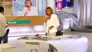 La Merlino ci casca ancora. In studio come a casa: il trucco sotto la scrivania | VIDEO