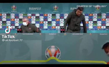 Lo sfregio alla Coca Cola di Ronaldo: bevete l'acqua. E butta via le bottigliette