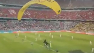 Euro-panico, paracadute in campo in Francia-Germania. Ecco chi è | <span style=color: rgb(153, 0, 0);>VIDEO</span>