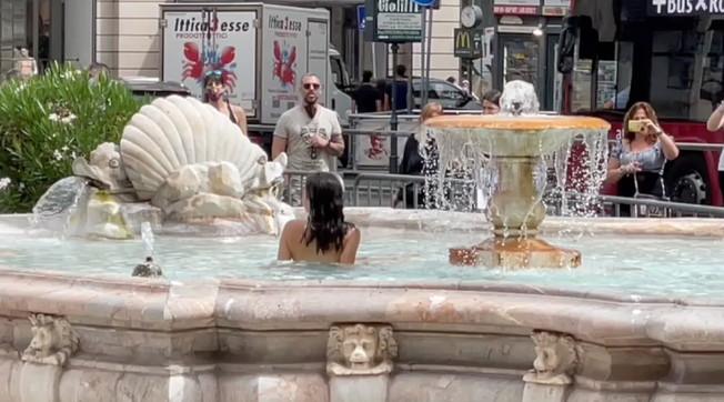 La sirena beffa la polizia: bagno nuda nella fontana di Piazza Colonna | <span style=color: rgb(153, 0, 0);>VIDEO</span>