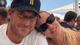 Brindisi con vista su Roma: Totti e Ilary, la foto dell'anniversario